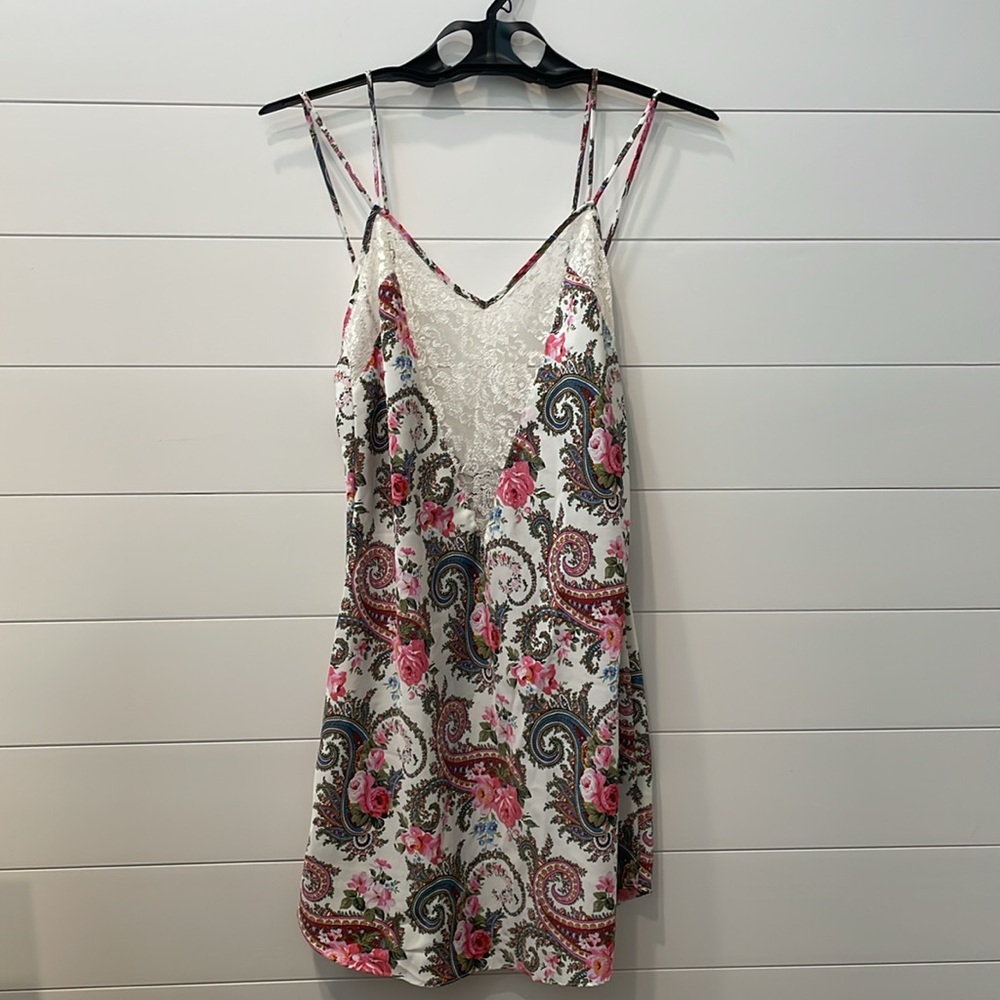 Vintage Victoria’s‎ Secret cream pink paisley slip size medium